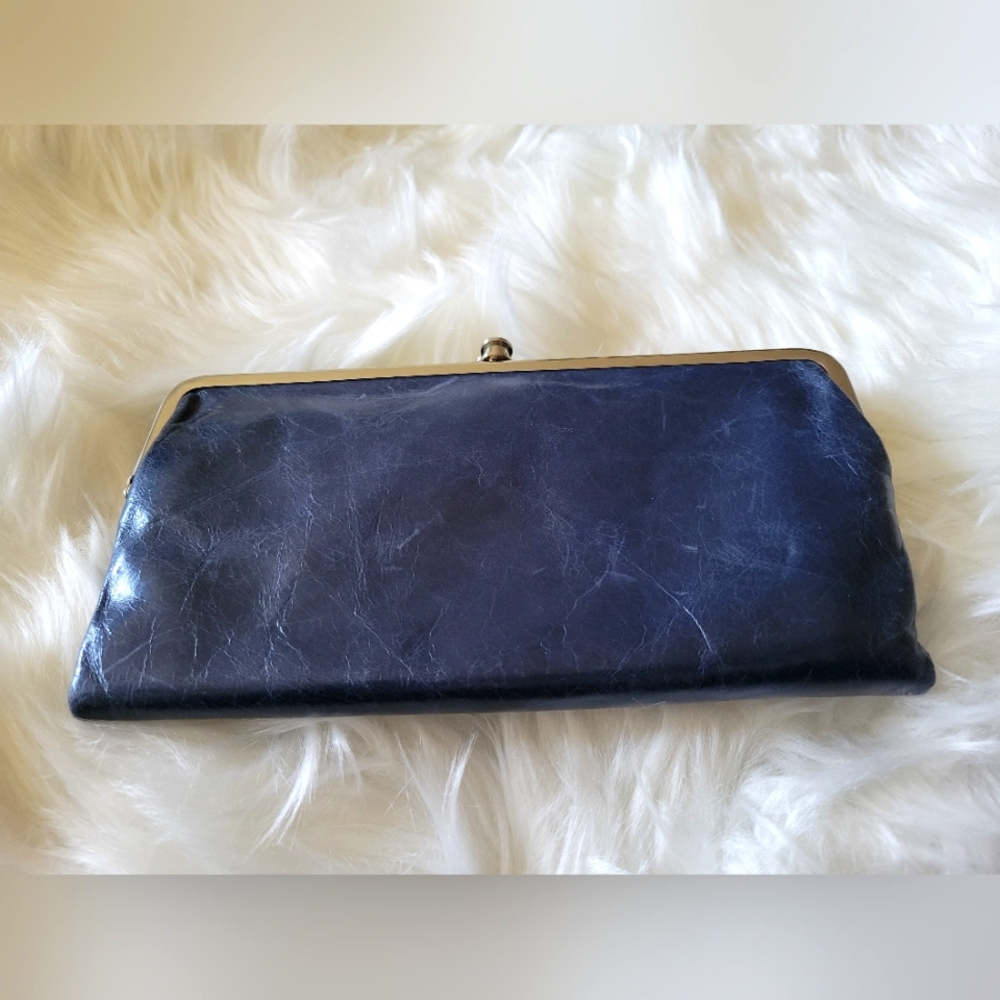 HOBO International Navy Blue leather Lauren Clutch great pre-owned condition